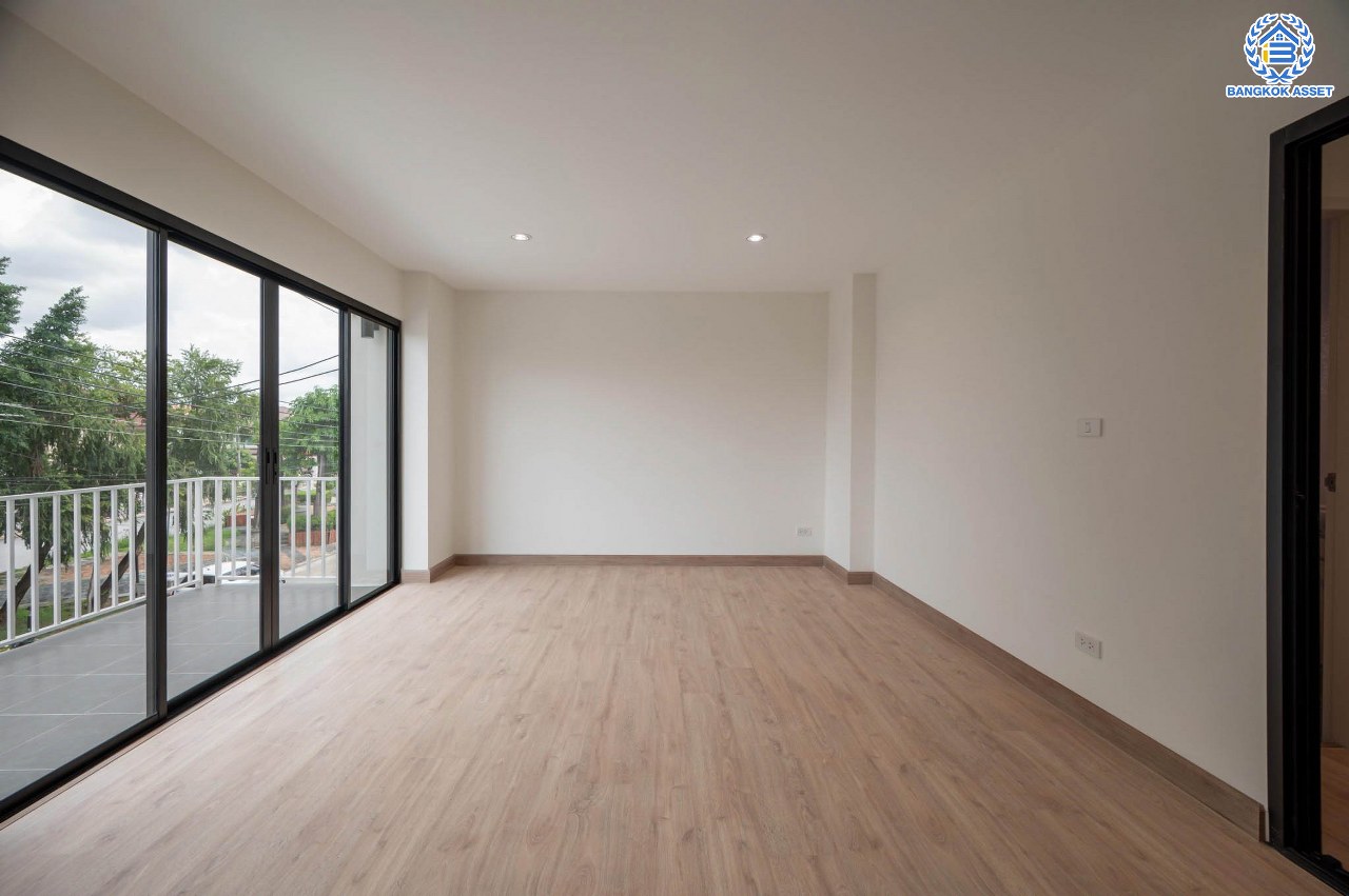 บ้านมือสองตกแต่งใหม่ โครงการ มณธานี บางแค บ้านเดี่ยว 3 ชั้น ดีไซน์หรูหรา เนื้อที่กว้าง 56.40 ตร.ว. พื้นที่ใช้สอย 240 ตร.ม. ฟังก์ชัน 5 ห้องนอน 4 ห้องน้ำ 2 ที่จอดรถ ฟังก์ชันครบตอบทุกไลฟ์สไตล์ บนทำเลศักยภาพ เชื่อมต่อถนนกาญจนาภิเษก ใกล้เดอะมอลล์บางแค ใกล้รถไฟฟ้าสายสีน้ำเงิน "สถานีหลักสอง" และจุดขึ้นทางด่วน "กาญจนาภิเษก"